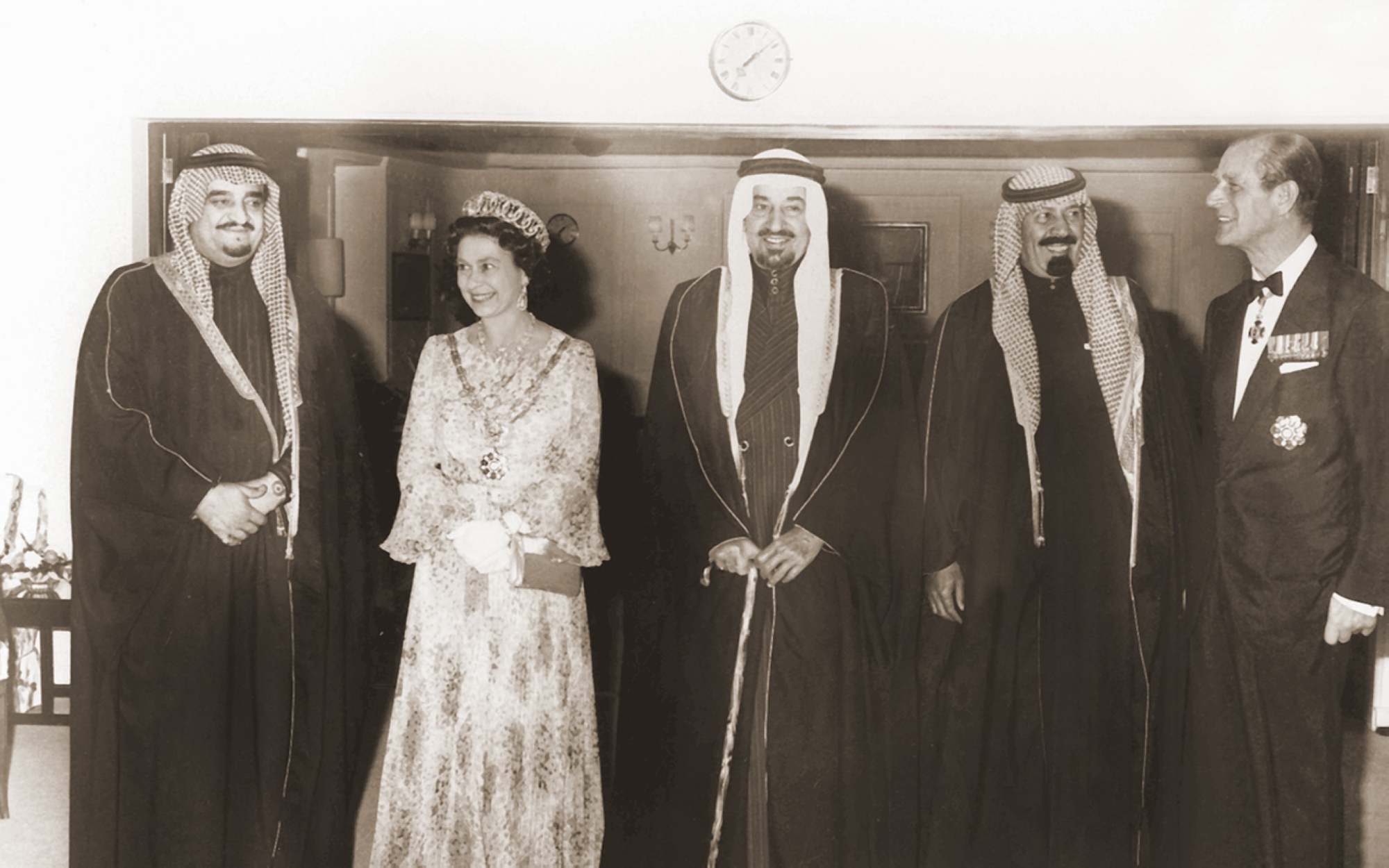 Le Roi Khaled avec la Reine Elizabeth à Riyad, accompagné du Roi Fahd, du Roi Abdallah et du Prince Philip. (Fondation du roi Abdelaziz pour la recherche et les archives (Darah))