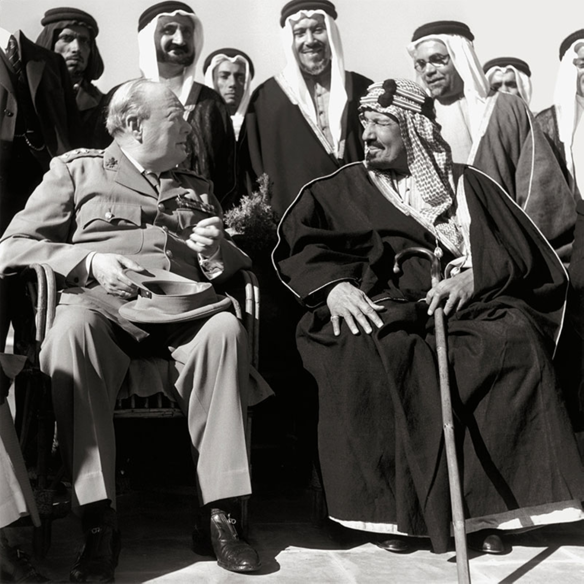 Le Roi Abdelaziz rencontre le Premier ministre britannique Winston Churchill à Fayoum, en Égypte, en 1945. (Fondation du Roi Abdelaziz pour la recherche et les archives (Darah))