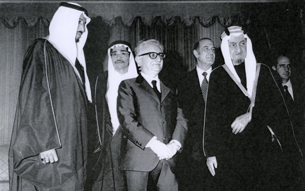 Le roi Fayçal reçoit le président italien accompagné du roi Salmane ben Abdelaziz en 1975. (Fondation du roi Abdelaziz pour la recherche et les archives (Darah))