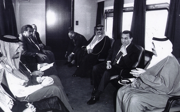 Le roi Fahd lors d’une visite en Égypte aux côtés du président égyptien Hosni Moubarak dans une calèche, précédé du prince Saoud Al Fayçal et de plusieurs officiels, en 1989. (Fondation du roi Abdelaziz pour la recherche et les archives (Darah))