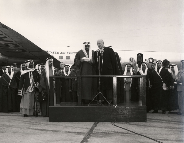 Le roi Saoud prononce un discours à son arrivée aux États-Unis en 1975. (Fondation du roi Abdelaziz pour la recherche et les archives (Darah))