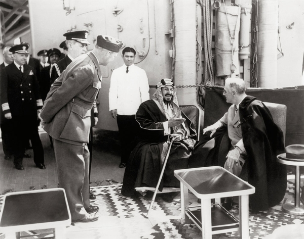 Le roi Abdelaziz et le président Franklin Roosevelt échangent quelques mots à bord du croiseur américain USS Quincy, en 1945. (Fondation du Roi Abdelaziz pour la recherche et les archives (Darah))