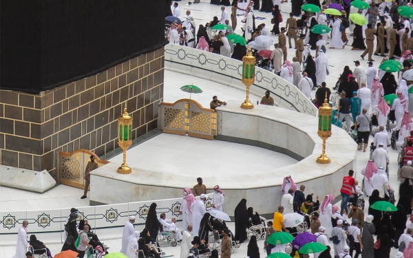 Хиджр Исмаил рядом с Эль-Каабой. (Saudipedia)