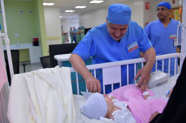 Команда врачей, которая проводит операцию по разделению сиамских близнецов в одной из больниц Королевства. (SPA)