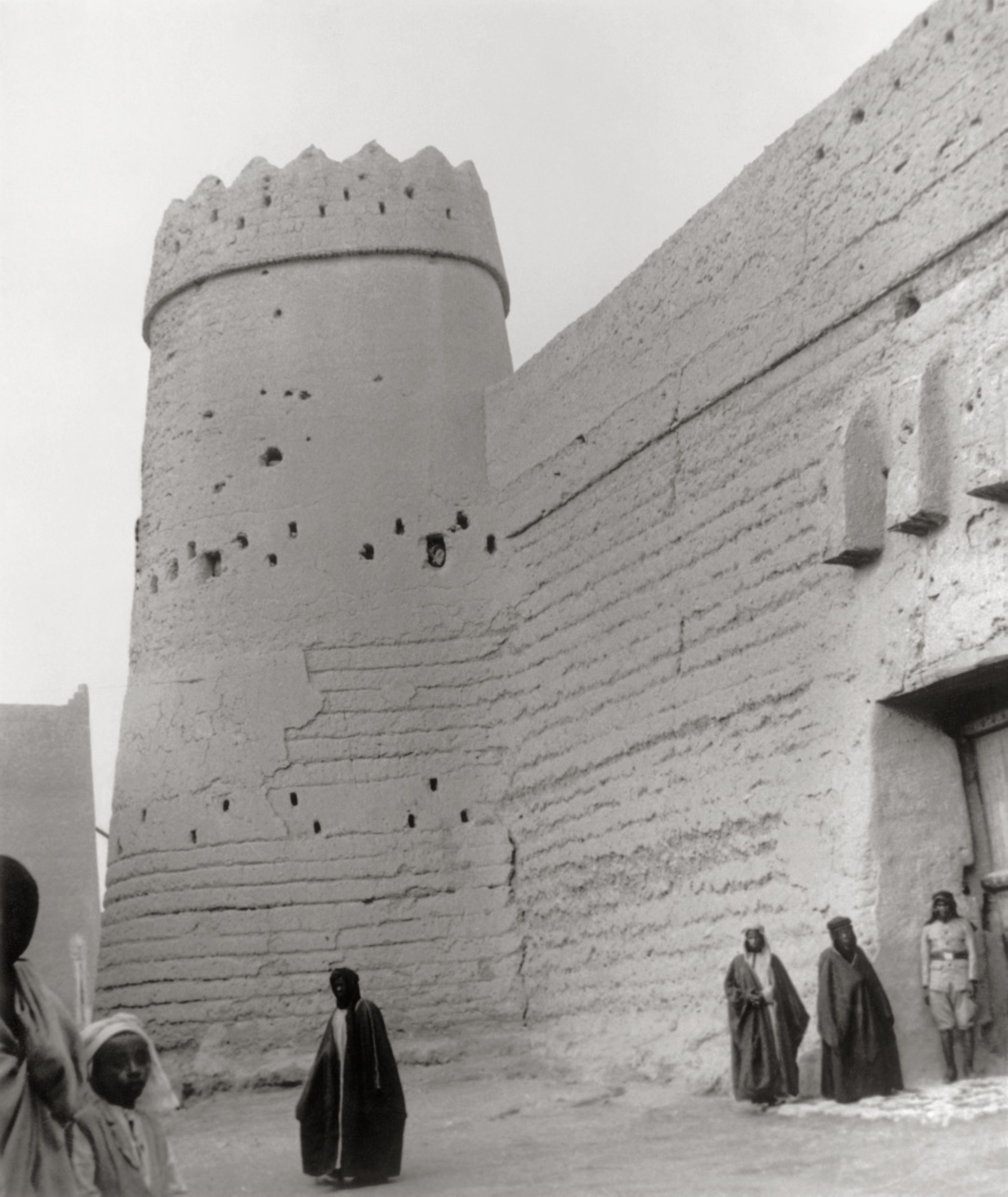 Глиняный замок и башня дворца Эль-Масмак в Эр-Рияде. Джеральд де Гори. 1935 год. Фонд исследований и архивов короля Абдул-Азиза (Дарах).