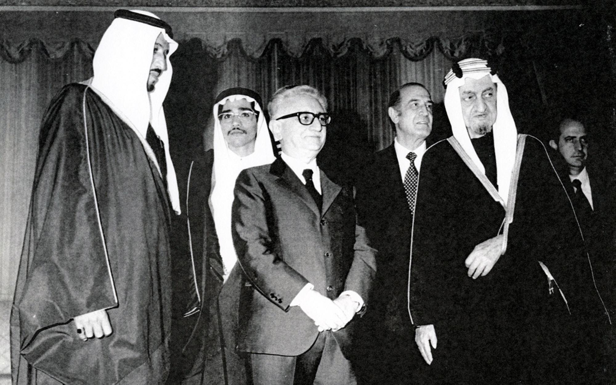 Король Фейсал ибн Абдул-Азиз с президентом Италии в 1975 г. На фотографии также присутствует будущий король Салман ибн Абдул-Азиз. (Фонд исследований и архивов короля Абдул-Азиза [Дарах])