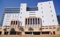 Здание Министерства по делам муниципалитетов и жилья в Эр-Рияде. (Saudipedia)