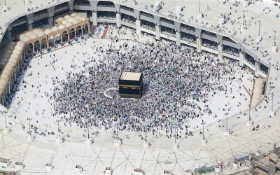 Таваф вокруг Эль-Кааба-эль-Мушаррафа в Заповедной мечети (Saudipedia)