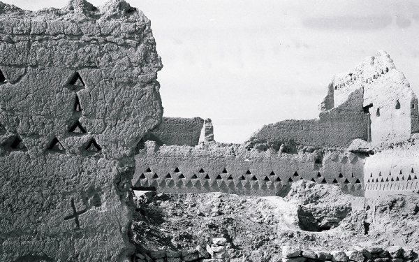 Руины глинобитных построек в Эд-Диръие. Билл Роуг (1967–1969 гг.) (Фонд Дарах)