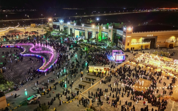 Празднование Дня основания в Культурном центре принца Султана в Эр-Рассе, округ Эль-Касим, с высоты птичьего полета. (SPA)