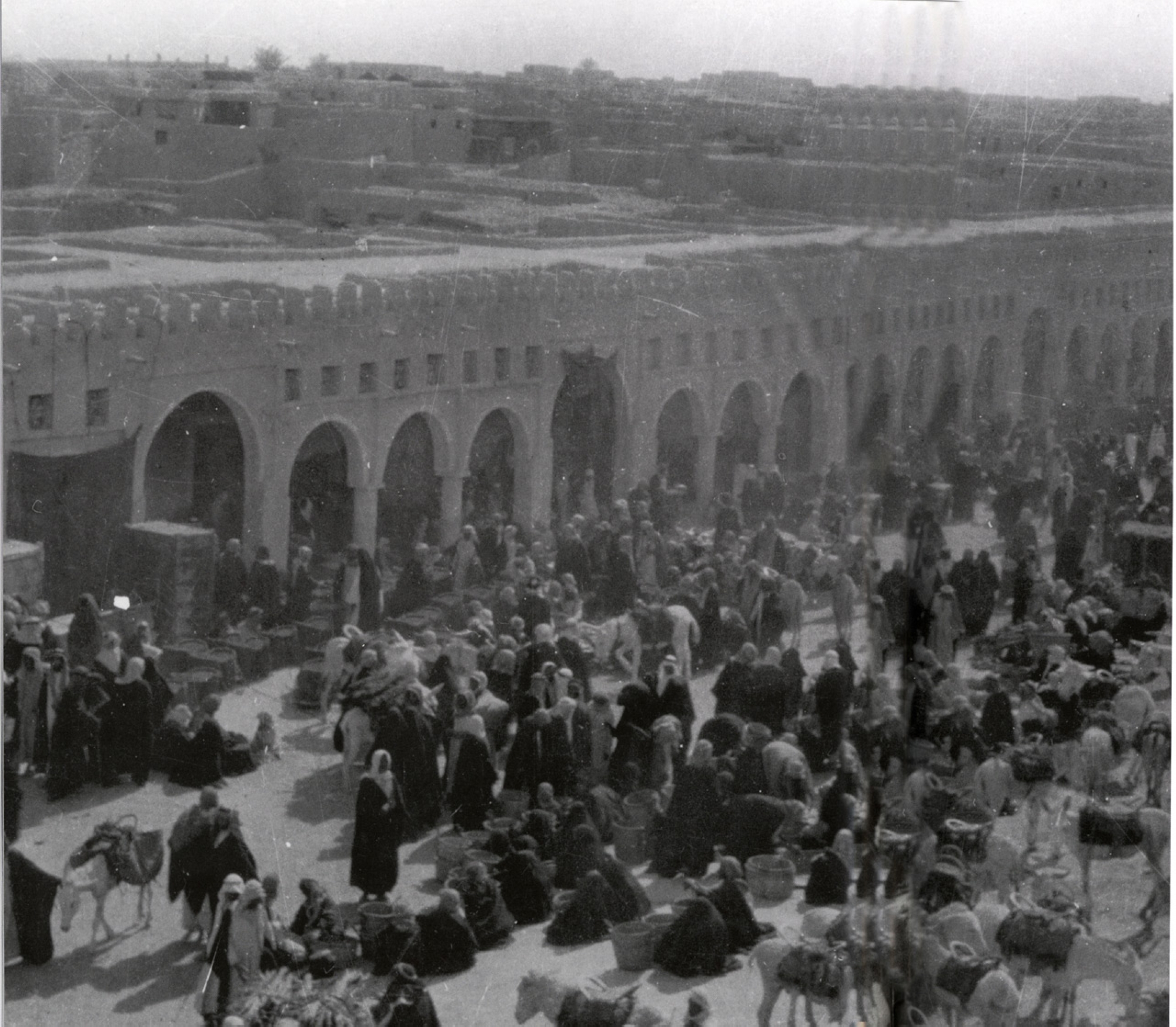 Историческое фото базара Аль-Кайсария в Эль-Хуфуфе. (Фонд исследований и архивов короля Абдул-Азиза)