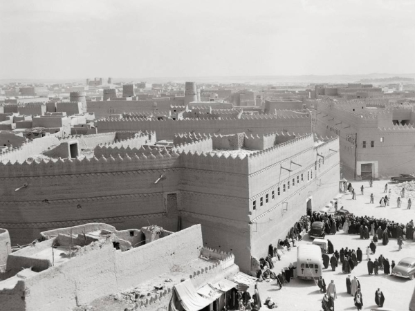 صورة تاريخية لمضيف خريمس الواقع أمام قصر الحكم بالرياض.ت.ف.وولترز. (دارة الملك عبدالعزيز)