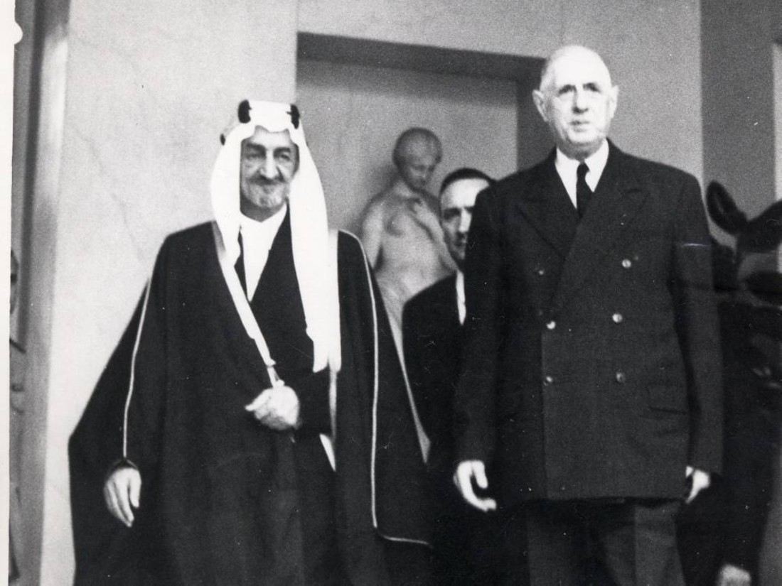 الملك فيصل مع الرئيس الفرنسي شارل ديجول عام 1967م. (دارة الملك عبدالعزيز)