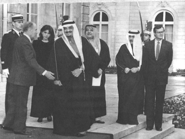 الملك فهد بن عبدالعزيز يلتقي الرئيس الفرنسي فرانسوا ميتران في فرنسا عام 1984م. (دارة الملك عبدالعزيز)