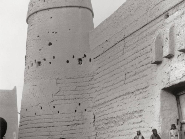 صورة تاريخية لبوابة وبرج المصمك ويظهر أحد الحراس للبوابة. (دارة الملك عبدالعزيز)