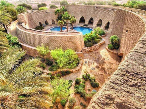 البناء الحجري لجدار قصر طويق. (دارة الملك عبدالعزيز)