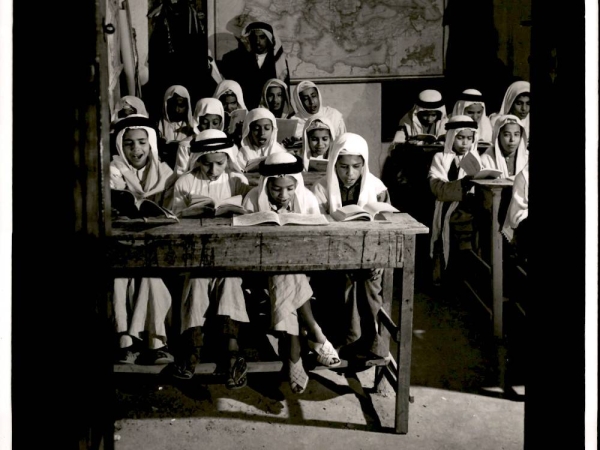 صورة تاريخية من داخل احد الفصول الدراسية في المدرسة الاميرية يظهر فيها الطلاب و المعلم. (دارة الملك عبدالعزيز)