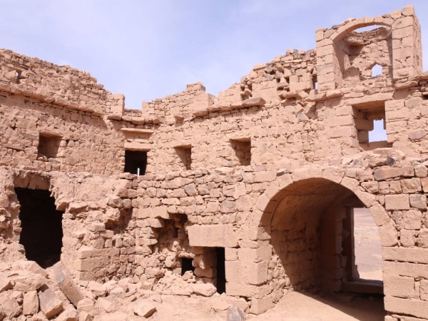 صورة من داخل قلعة المعظَّم يظهر فيها طريقة البناء الحجري والطيني وقد تهدّم جزء منه. (دارة الملك عبدالعزيز)