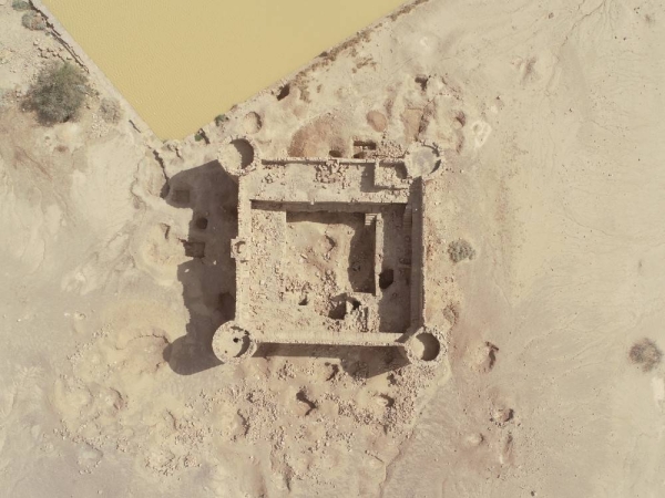 صورة جوية عامودية لقلعة المعظَّم الأثرية في منطقة تبوك. (دارة الملك عبدالعزيز)