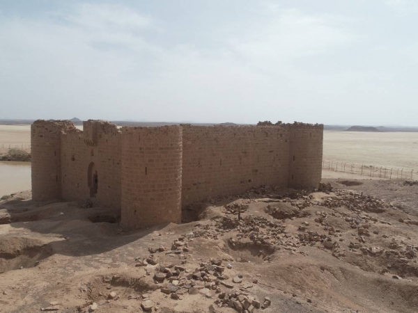 صورة جوية لقلعة المعظَّم الاثرية في منطقة تبوك. (دارة الملك عبدالعزيز)