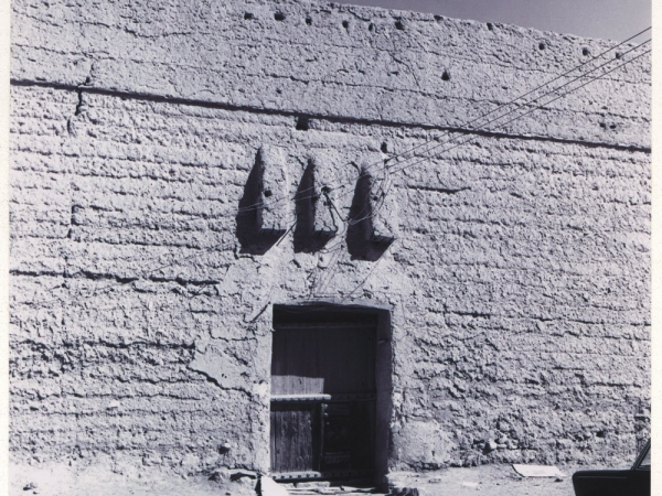 صورة تاريخية لبوابة المصمك التي تقع في الجهة الغربية للقصرعام 1975م. (دارة الملك عبدالعزيز)