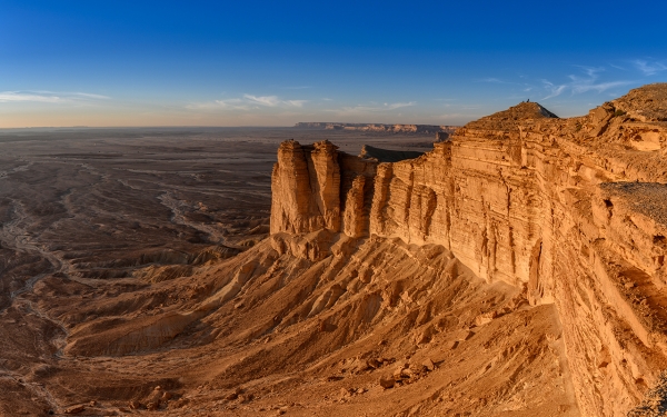 جبل طويق، أحد الوجهات السياحية بالمملكة، ويقع غرب منطقة الرياض. (وزارة الثقافة)