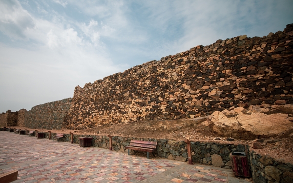 سور قلعة شمسان التاريخية في أبها بمنطقة عسير. (سعوديبيديا) 
