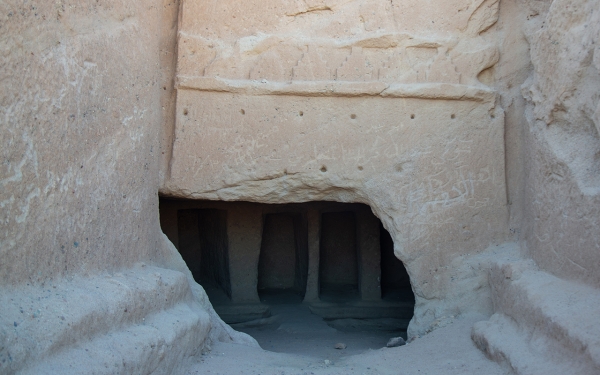 نقوش وكتابات في مدخل أحد المنازل الأثرية في مدائن شعيب بمنطقة تبوك. (سعوديبيديا)