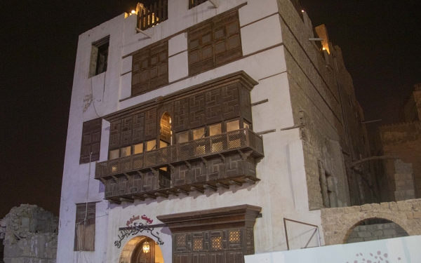 الرواشين شباك يبرز في واجهات البيوت التقليدية بمدن المنطقة الغربية. (سعوديبيديا)