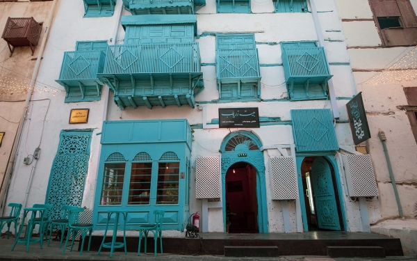 أحد بيوت جدة التاريخية متزينًا بالمشربيات، وهي من الإضافات المرتبطة بالتراث العمراني الإسلامي. (سعوديبيديا)