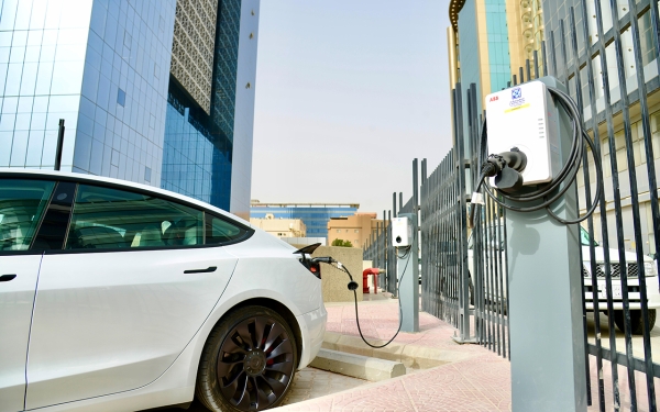 سيارة كهربائية في محطة شحن كهربائي في السعودية (واس).