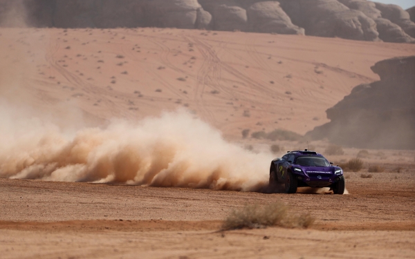 إحدى السيارات الكهربائية تشارك في مسابقة بالسعودية. (واس)