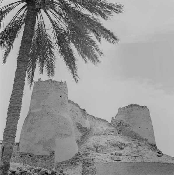 حصن دارين بجزيرة تاروت الواقعة قبالة سواحل محافظة القطيف في السعودية. (دارة الملك عبدالعزيز)