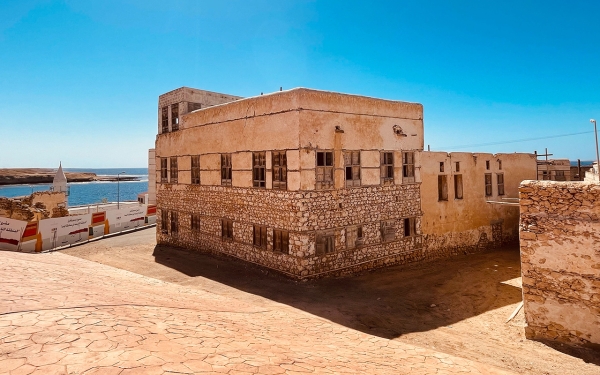بيوت أثرية قرب ساحل البحر الأحمر في محافظة الوجه. (سعوديبيديا)