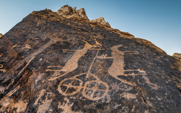 نقوش صخرية أثرية على جبل أم سنمان في مركز جبة بمنطقة حائل. (وزارة الثقافة)