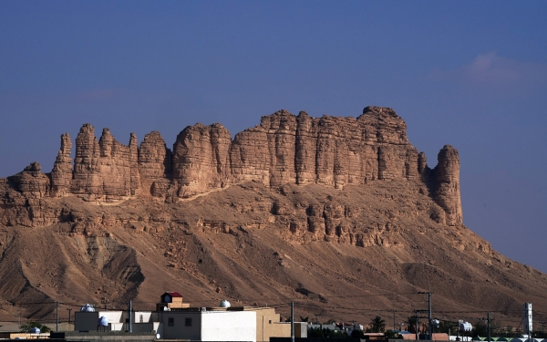 جبال شاهقة بالقرب من محافظة ضرما التابعة لمنطقة الرياض. (سعوديبيديا)