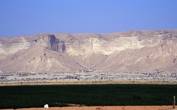 جبل طويق يحد محافظة ضرما من ناحية الشمال. (سعوديبيديا)