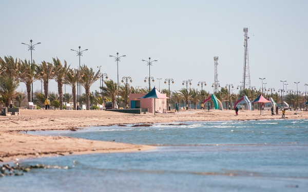 شواطئ أملج ضمن الوجهات السياحية المؤهلة لمحبّي الغوص والغطس. (سعوديبيديا)