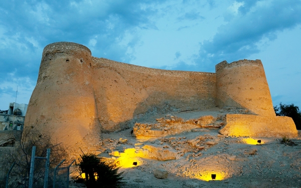 قلعة تاروت الأثرية فوق تل في جزيرة تاروت شرق السعودية. (سعوديبيديا) 