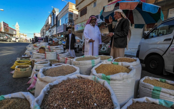 منتجات الحبوب معروضة في سوق السبت التاريخي في بلجرشي. (دارة الملك عبدالعزيز)
