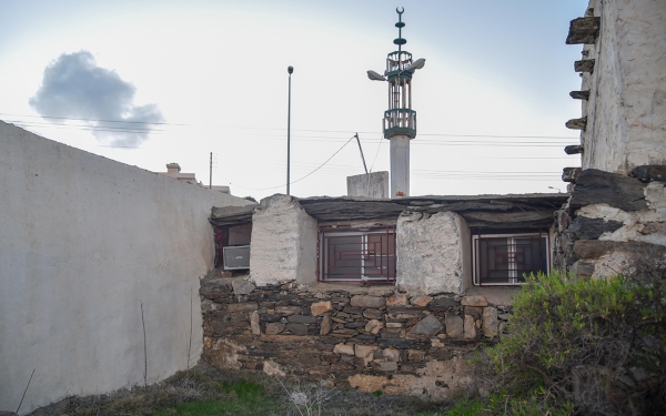 مسجد جرير البجلي التاريخي الذي يتجاوز عمره نحو 1400 عام. (واس)