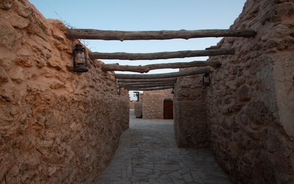 أحد طرقات قرية القصار التراثية في جزيرة فرسان. (سعوديبيديا) 