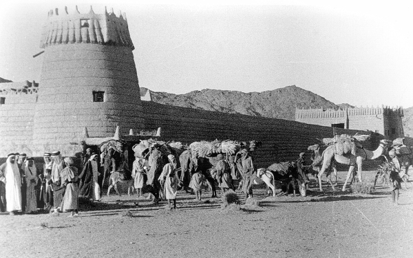 صورة قديمة لقصر أبا السعود في وادي نجران عام 1355هـ. (دارة الملك عبدالعزيز) 