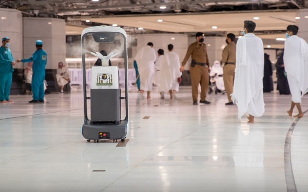 أحد أجهزة الروبوت الذكية لتعقيم المسجد الحرام. (واس) 
