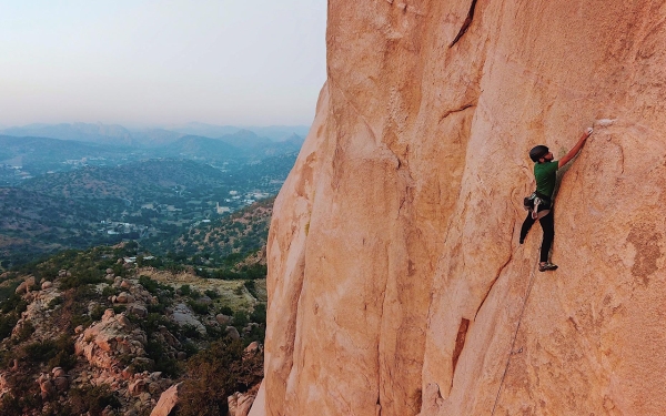جبال الشفا في محافظة الطائف أحد المواقع المتاحة لممارسة رياضة التسلق. (واس)