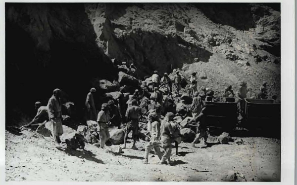 صورة لمجموعة أفراد أثناء عملهم في التنقيب عن الذهب في محافظة مهد الذهب. دانيال فان ميولن 1942م. (دارة الملك عبدالعزيز)