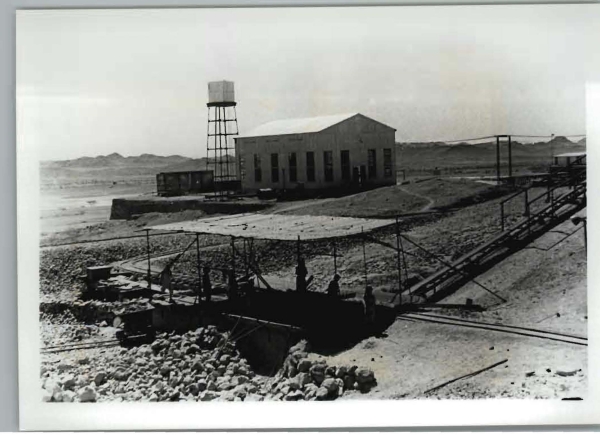 صورة لأحد مناجم استخراج الذهب في محافظة مهد الذهب. دانيال فان ميولن 1942م. (دارة الملك عبدالعزيز)