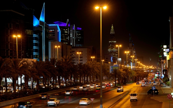 سيارات في أحد الطرق الرئيسية بمدينة الرياض. (سعوديبيديا)