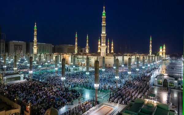 صورة جوية توضح عدداً من المصلين في المسجد النبوي في المدينة المنورة. (واس)