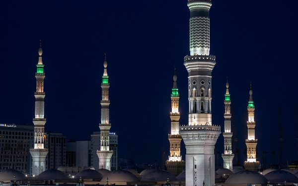 مآذن المسجد النبوي المزوّدة بأجهزة الليزر المشعّة من على بعد 50 كلم.(واس)
